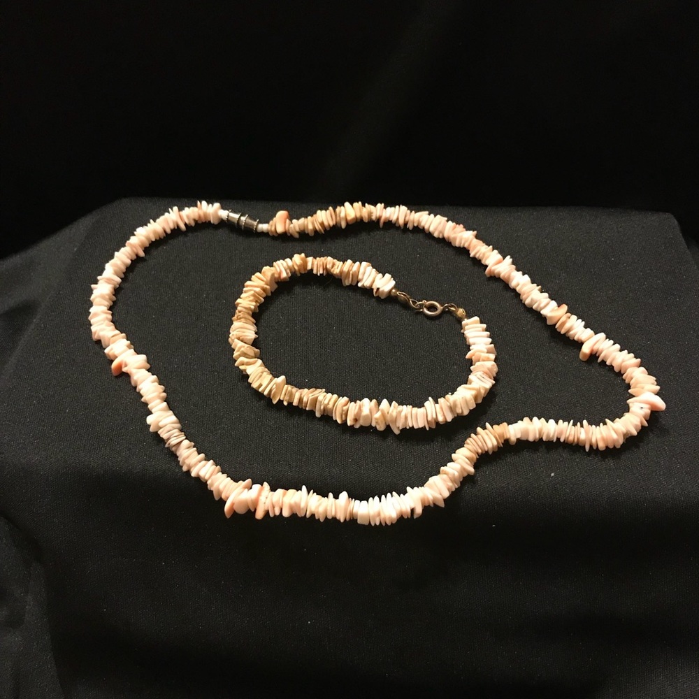 Shell necklace and bracelet.